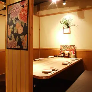 広々テーブル席もご用意。海鮮居酒屋　はなの舞　南浦和東口店