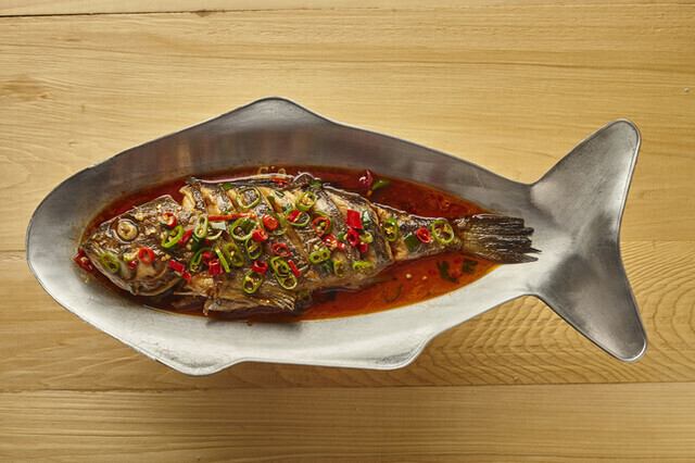 名物香辣魚（季節の白身魚の香辣蒸し）