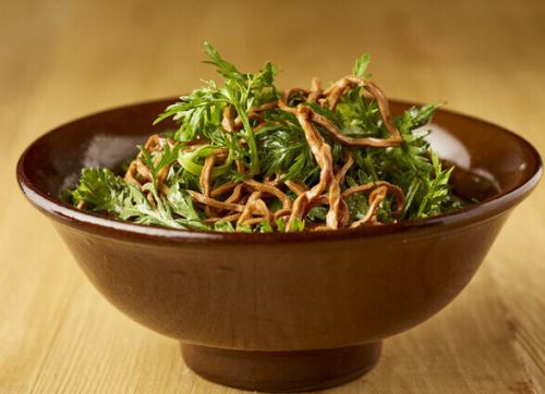 醤油漬け干豆腐と香り野菜の和え物