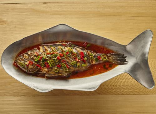 発酵させた季節の白身魚を蒸し煮にした『香辣魚（臭魚～季節の白身魚の香辣蒸し）』