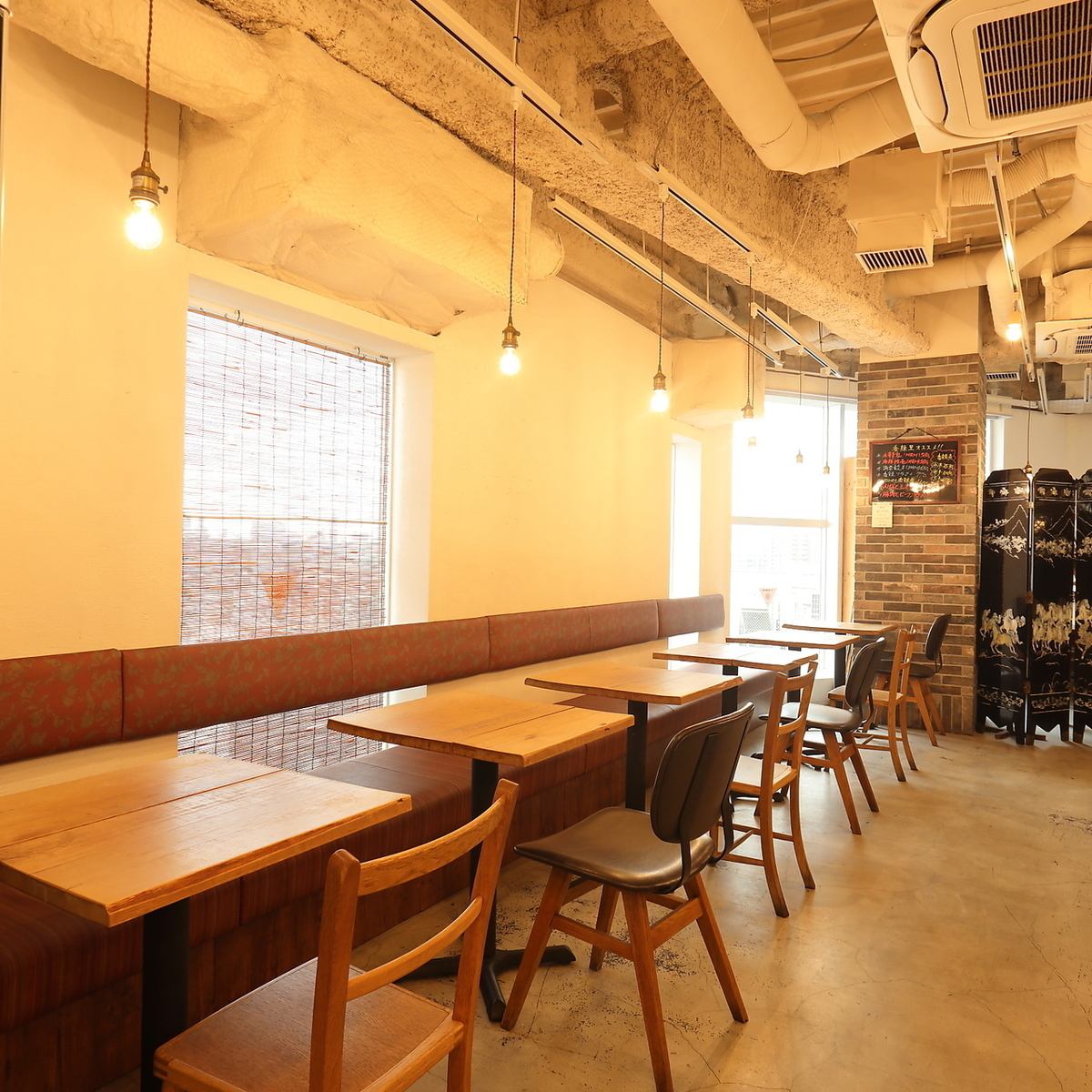 シンプルでありながら温かみのある店内で食事をお楽しみください