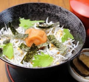 梅干しと釜揚げしらすの出汁茶漬け