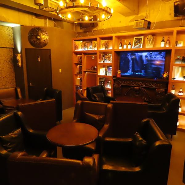 4名様でお使いいただけるテーブルと、8名様ほどでお使いいただけるテーブルのお席をご用意しております。お客様のシーンに合わせてご利用くださいませ。また、カラオケ完備の完全個室席もございますので、周りを気にせず楽しみたいお客様におすすめのお席となっております。お誕生日のお祝い等のご利用にもどうぞ☆