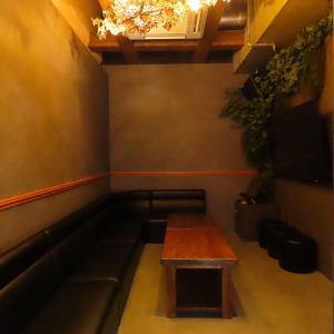 20名様弱ほどで使える個室をご用意しております。完全な個室となっており、周囲からは一切見られることはございません。