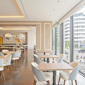 寬敞的桌席。商店內部給人一種開放的感覺。一側還設有沙發座位，您可以舒適放鬆。