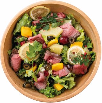 Power salad with churrasco meat