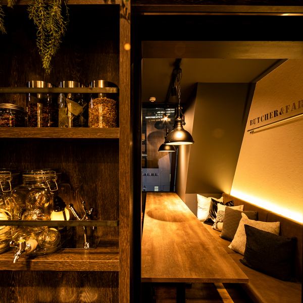 A secret space of relaxation like a private room quietly exists in the back of a door hidden at first glance is recommended for special parties.Inside the door you know who the top secret! Please make a reservation, please check.