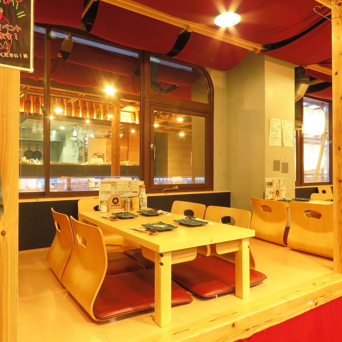 A spacious tatami room that can accommodate two people. Counter seats are also available!