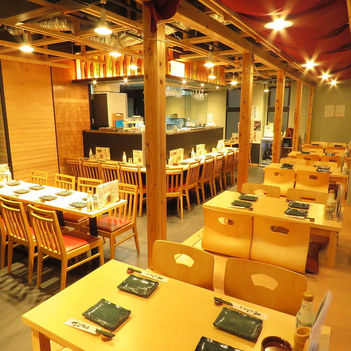 2 minutes walk from the station! A clean and tidy interior♪ Perfect for dates and casual meals!