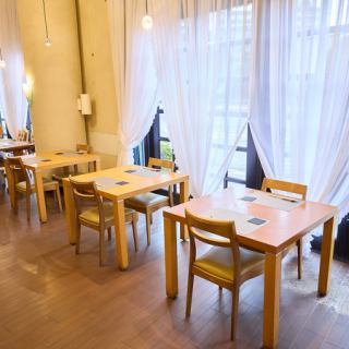 2名用のテーブルを3卓を設けており、清潔感のあるレストラン空間で心地よい時間を提供できます♪気軽な友人とのお食事や大切な人とのデート、お買い物帰りのご利用に最適です♪