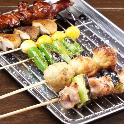 Be sure to try the charcoal-grilled yakitori that is carefully skewered by a craftsman.