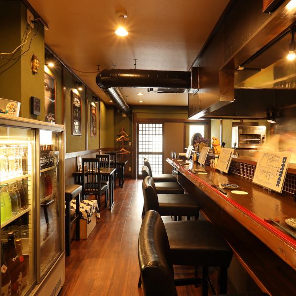 ≪店内席情報≫お一人様でも気軽に立ち寄れるカウンターは全6席、グループ利用も可能なテーブル席は全5卓ご用意しております。土曜日は15時から、日曜日は12時からの早い時間から営業しておりますので、お立ち寄りの際はぜひ足をお運びください。