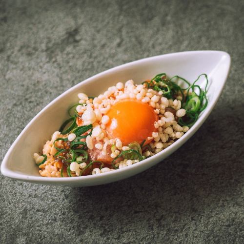 禁断の揚げ玉ネギトロ納豆のユッケ