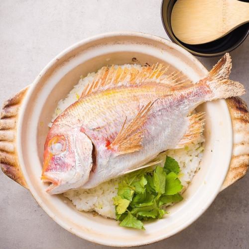 土鍋で炊き上げる鯛飯