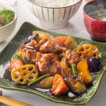 [Most popular] Chicken and vegetables with black vinegar sauce set meal 980 yen (tax included)