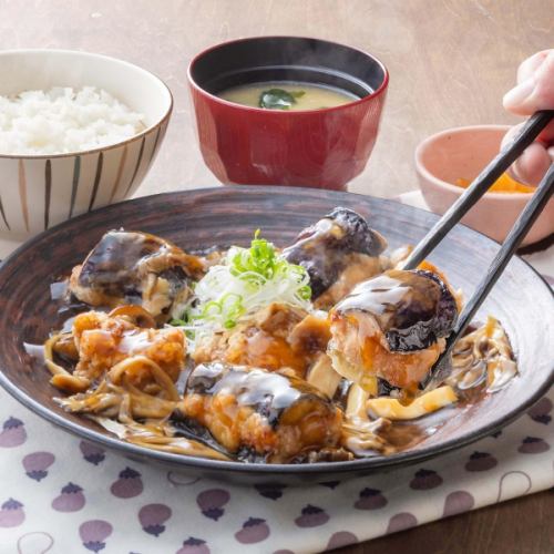 Deep-fried eggplant sandwich and deep-fried chicken with mushroom sauce