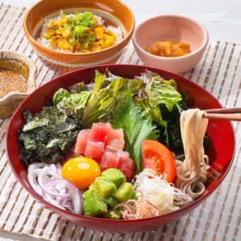 【限定メニュー】ピリ辛ポキサラダ蕎麦とバター醤油のもろこしご飯