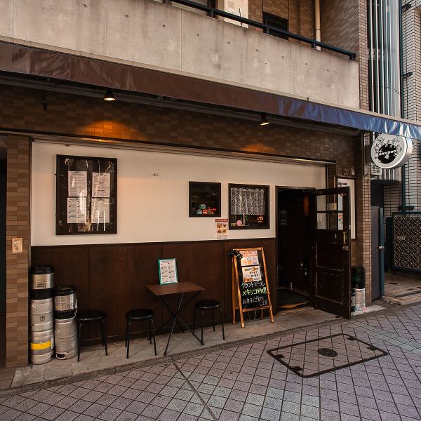 クラフトビールとメキシカンを楽しめるお店の雰囲気作りには欠かせない、BGMを最大限活かすためのスピーカーとアンプには非常にこだわっております。家具はすべてイタリア製で揃えており、落ち着きがありつつも華やかに店内を彩るアクセントになっております。