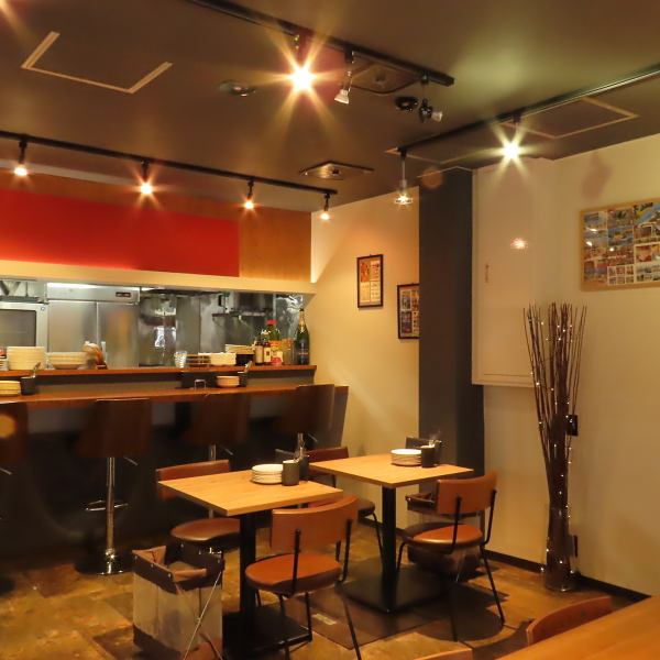 オシャレな雰囲気の店内はダウンライト調で落ち着いた空間。また、ご家族とのお集まりや、友人との特別なひとときにもぴったりです。多彩なシーンにご利用くださいませ。ご予約お待ちしております。