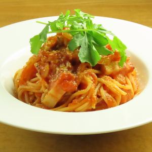 自家製ベーコンときのこのトマトソースパスタ