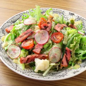 自家製ベーコンのシーザーサラダ