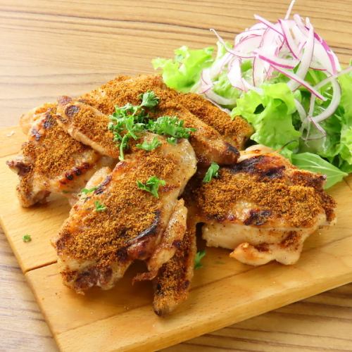 炭火烤制的国产鸡翅，散发着原味香料的香气