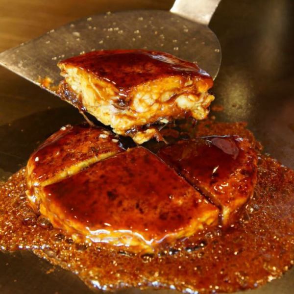 Okonomiyaki grilled on a popular iron plate since its establishment ♪