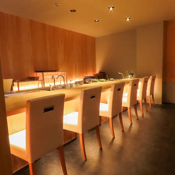 店内は、カウンターや壁面など至る所に贅沢な天竜ひのきが使われています。一歩足を踏み入れた瞬間に心地よい木の香りと温かみが広がり、都会の喧騒を忘れさせてくれる上質な大人の隠れ家空間が広がっています。大切なビジネスの接待や特別な同伴の席を静かに演出します。