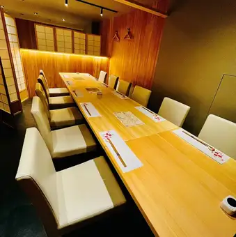 当店では20名様から最大27名様までの店内貸切を承っております。他のお客様を気にすることなく、上質なプライベート空間を贅沢に独占していただけます。会社のご宴会や歓送迎会、同窓会など、大人数での特別な集まりに最適です。一体感のある特別なひとときを、当店自慢のお酒とお料理と共にゆっくりとお楽しみください。