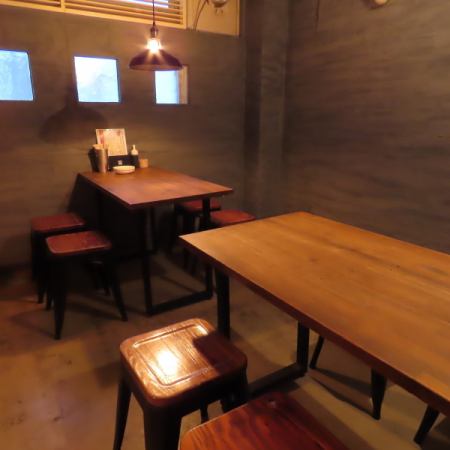 半個室のお席が4卓。肉寿司、焼き鳥、おでん出汁メニューの食べ飲み放題が2500円～◎