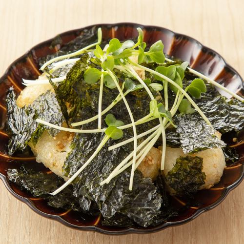 Deep-fried rice cake covered with seaweed
