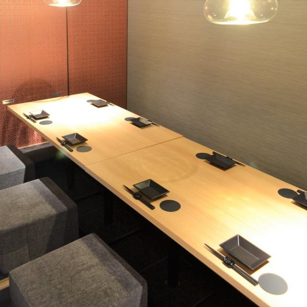 【個室完備】 ご宴会は『楽蔵 大阪本町駅前店』にお任せください！大人数様向けの大型個室では、ゆったりとした楽しいひと時をお過ごしいただけます。中小規模のお食事にピッタリの個室もご用意しているので、ご家族でのご利用や仲間内の飲み会にも。