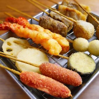 【大阪满足套餐】一人3,500日元（含税），包含铁板、炸串、卡苏乌冬面。