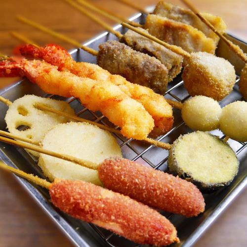 [大阪特產串炸] 40種以上/ 50日元至200日元我們有各種各樣的牛肉，豬肉，蔬菜，海鮮，甜品串等等！