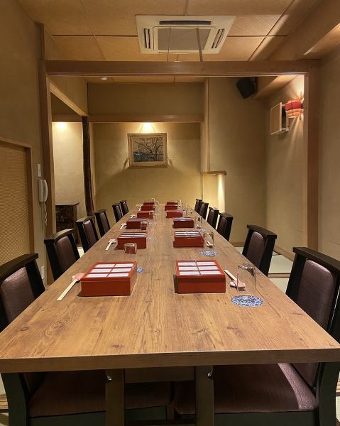 ゆったりと贅沢な空間でお過ごしください。12席