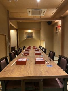 テーブル席でゆったりと快適に過ごせます。12席