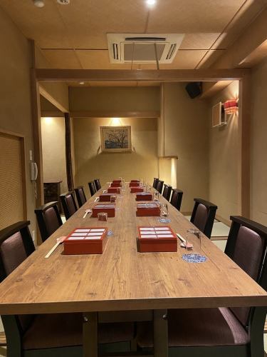 テーブル席でゆったりと快適に過ごせます。12席