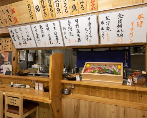 [1F: Counter seat] Open space right at the entrance! A wide-open shop where wheelchairs can pass, freshly cooked dishes pass ♪ Ideal for various banquets such as corporate banquets ◎