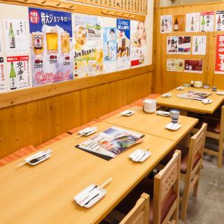 [1F: Table seats] Open space right at the entrance! A wide-open shop where wheelchairs can pass, freshly prepared dishes pass ♪ Ideal for various banquets such as corporate banquets ◎