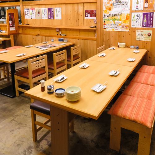 [1F: 餐桌座位] 入口处的宽敞空间！宽敞的餐厅供应新鲜烹制的食物，可供轮椅出入。非常适合公司聚会和其他聚会。