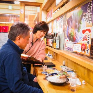【1F:カウンター】喜久本店では、お客様に新鮮なお魚を堪能していただきたい、という思いからお魚の鮮度にこだわっています。新鮮なお酒を水槽が目の前に！鮮度の秘訣はここにあり！！