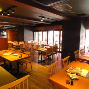 We also offer a large number of table seats that can sit casually ♪ Saku drink!