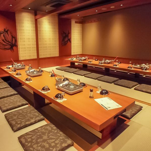 木目調の和モダンな店内。大人数での会社宴会・貸切利用や少人数でのプライベートな飲み会まで、様々なシーンでご利用いただけます。豊富な飲み放題付きコースも揃えておりますので、落ち着く空間で美味しい料理と旨い酒をご堪能ください。