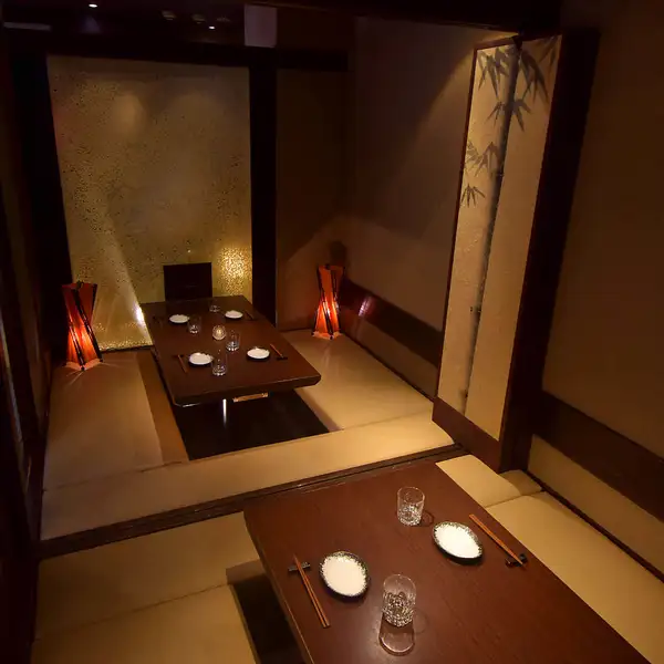 団体様に最適な団体フロアは最大70名様迄ご案内可能◎宴会・飲み会・歓送迎会・ママ会などの各種宴会に是非ご利用下さい…♪和モダン空間の当店は落ち着いた大人の空間…。個室も多数完備しておりますので、様々なシーンでご利用下さい★お得なクーポンも多数ご用意♪コースじゃなくても飲み放題OK※参考画像