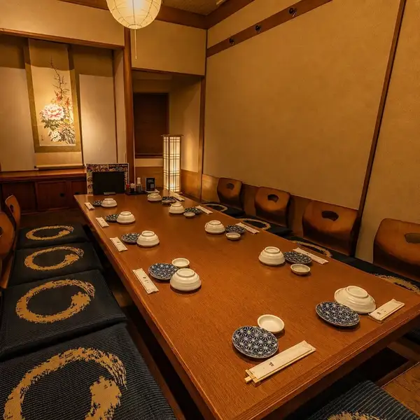 ◆NEW OPEN◆団体向け個室を多数完備！落ち着いた和の雰囲気の隠れ家個室居酒屋です。新宿駅前、西口出てすぐの好立地！新宿駅での宴会・会食・接待・女子会などすべてお任せください。鮮度抜群の海鮮～地鶏を使った鍋料理や酒肴♪店内最大300席で団体様・少人数でも個室にご案内!!落ち着いた雰囲気の掘りごたつ個室も♪