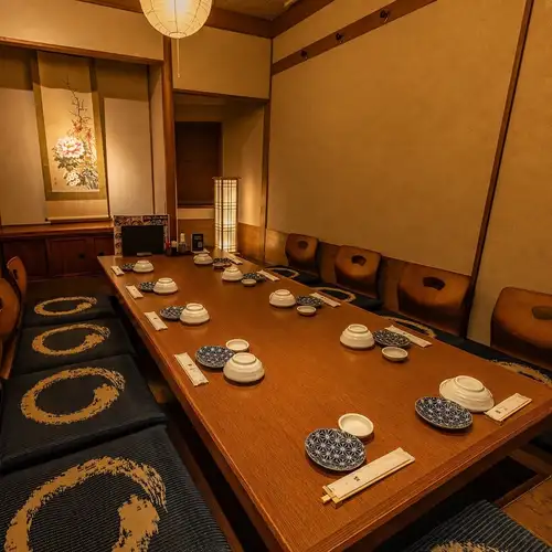 <p>◆NEW OPEN◆団体向け個室を多数完備！落ち着いた和の雰囲気の隠れ家個室居酒屋です。新宿駅前、西口出てすぐの好立地！新宿駅での宴会・会食・接待・女子会などすべてお任せください。鮮度抜群の海鮮～地鶏を使った鍋料理や酒肴♪店内最大300席で団体様・少人数でも個室にご案内!!落ち着いた雰囲気の掘りごたつ個室も♪</p>