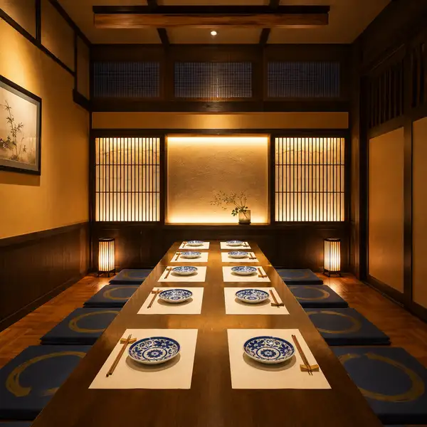 ◆NEW OPEN◆団体向け個室を多数完備！落ち着いた和の雰囲気の隠れ家個室居酒屋です。新宿駅前、西口出てすぐの好立地！新宿駅での宴会・会食・接待・女子会などすべてお任せください。鮮度抜群の海鮮～地鶏を使った鍋料理や酒肴♪店内最大300席で団体様・少人数でも個室にご案内!!落ち着いた雰囲気の掘りごたつ個室も♪