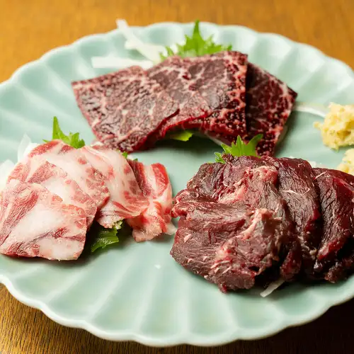 上質な鯨の刺身