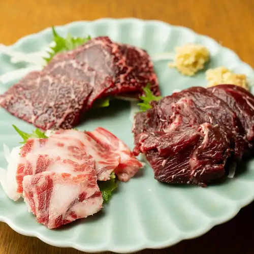 上質な鯨の刺身