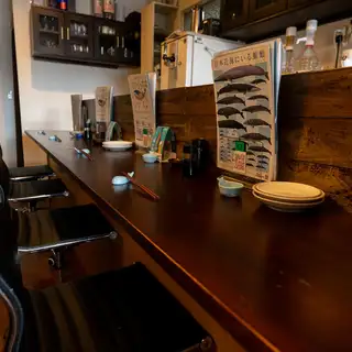 居心地良いカウンター席。昭島駅でのサク飲みなら当店へ！おひとり様でも気兼ねなく楽しめる、落ち着いた空間をご用意してお待ちしております。